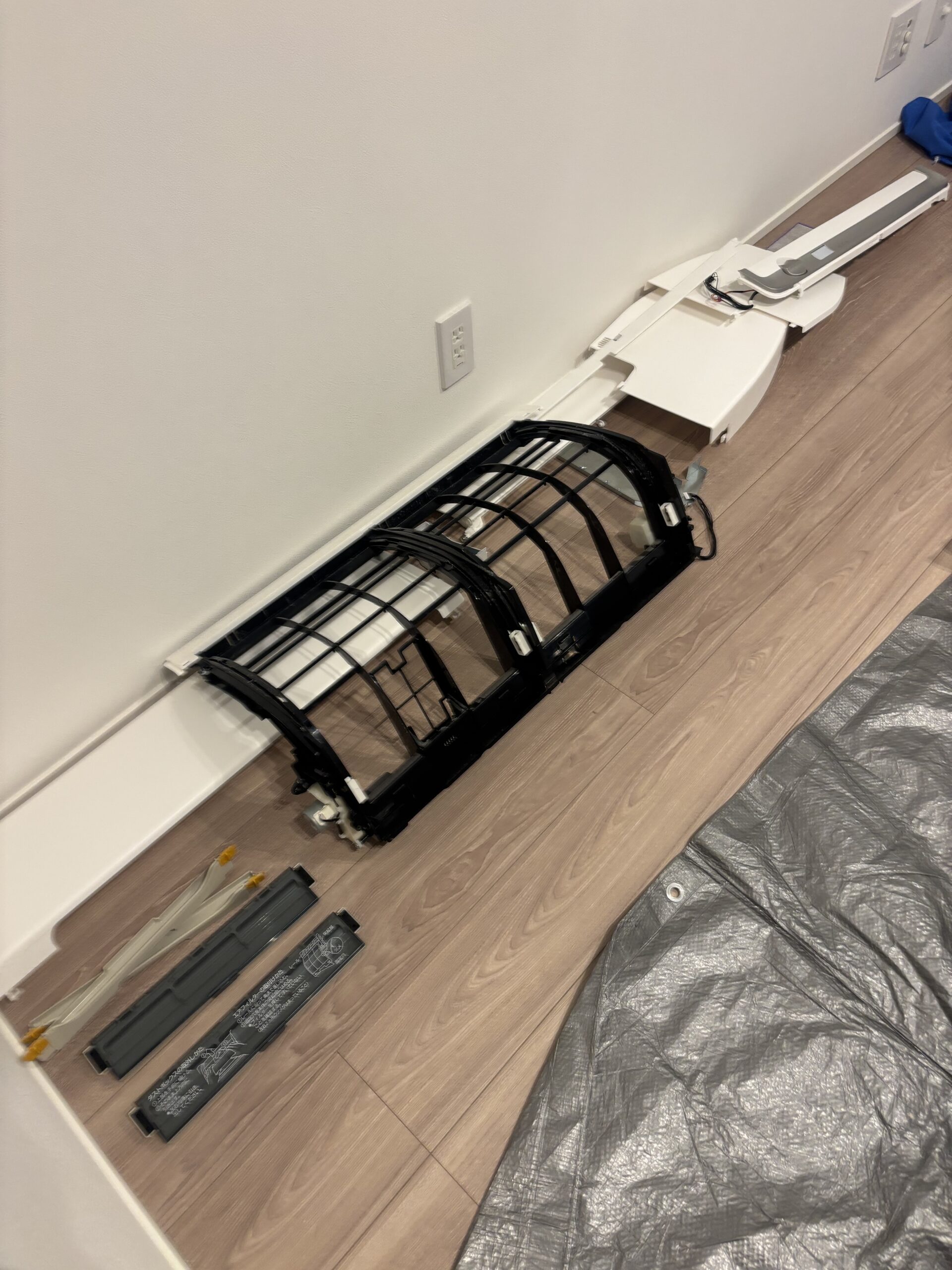 ダイキンのエアコンから取り外したお掃除ユニットと外装部品