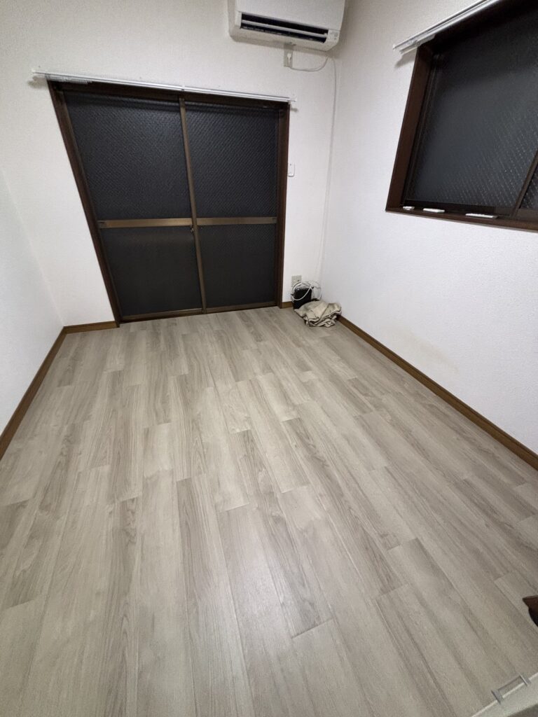 施工後の窓側。既存のフローリングの上に明るい木目柄のフロアタイルを張った床